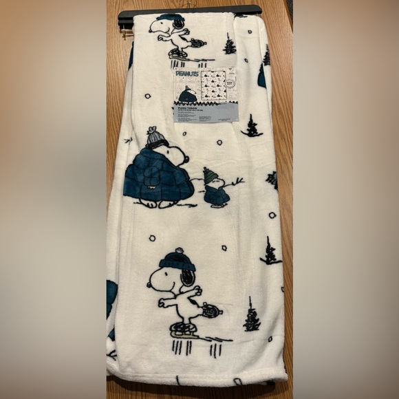 Peanuts Other - Peanuts SNOOPY Puffer Jacket Christmas Winter Super Soft Blanket NWT! Viral